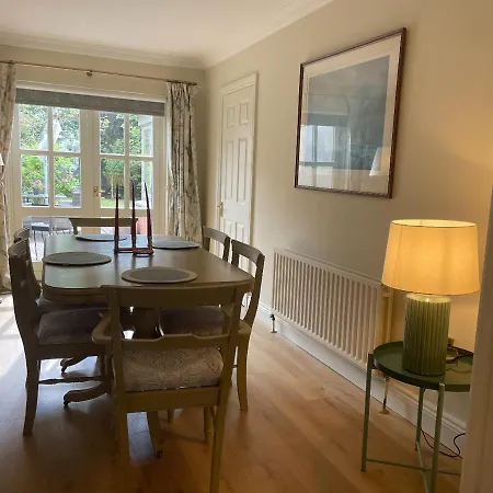 Fashionable Chic Townhouse In D4 Dublín