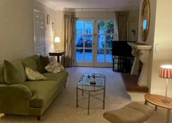 Fashionable Chic Townhouse In D4 *