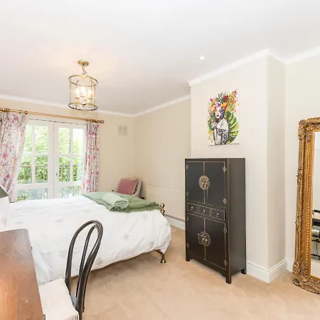 Fashionable Chic Townhouse In D4 * Dublin