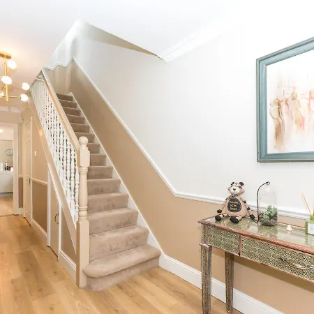 Fashionable Chic Townhouse In D4